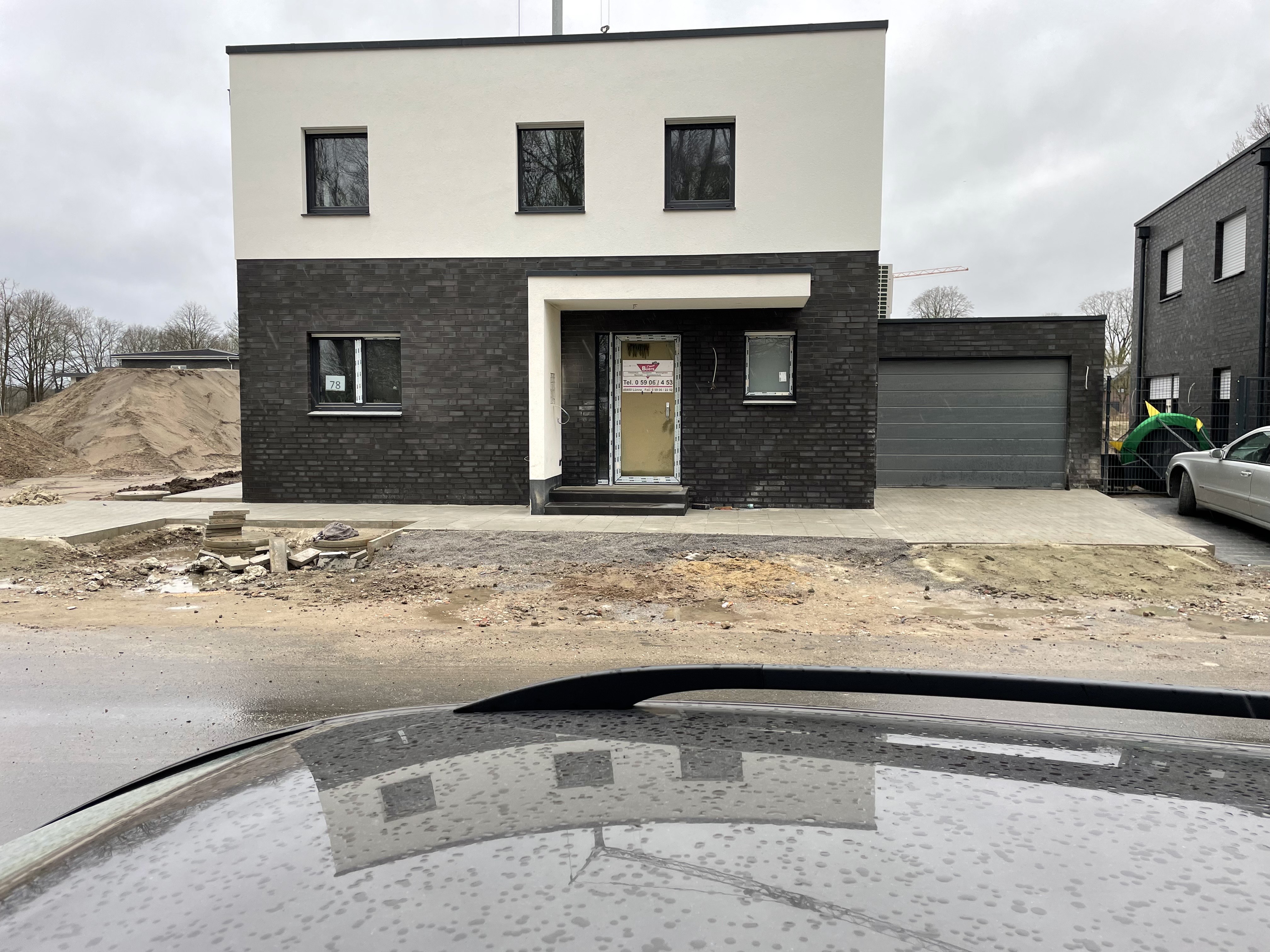 Moderne Pflasterarbeiten am Neubau