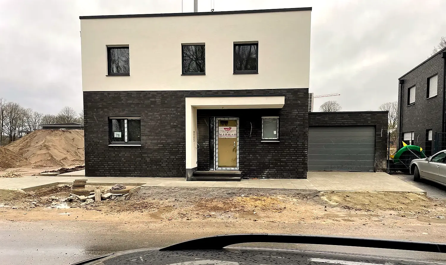 Neubau mit neu gepflastertem Eingangs- und Zufahrtsbereich